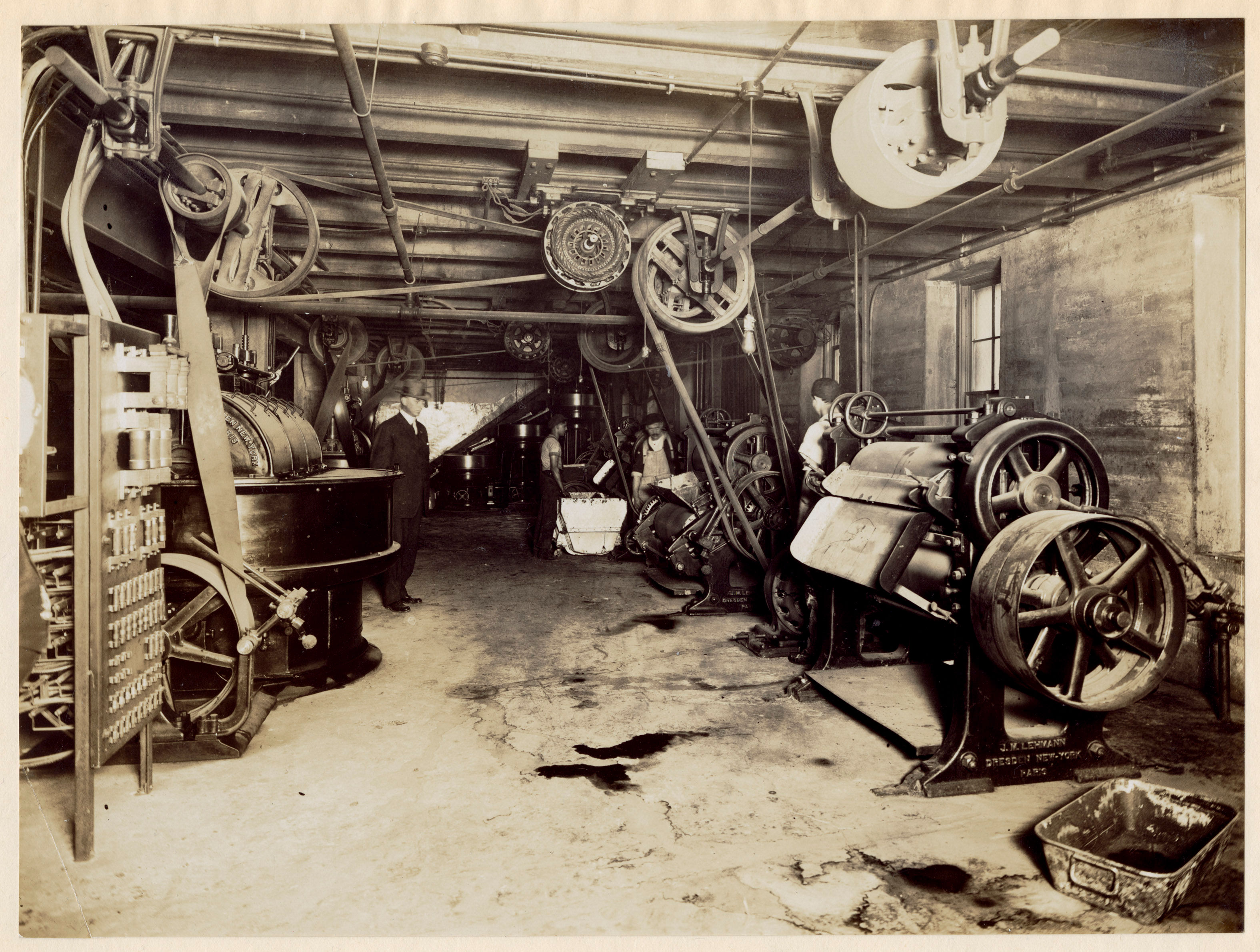 An old photography during the period of the 4th industrial revolution that shows a factory.